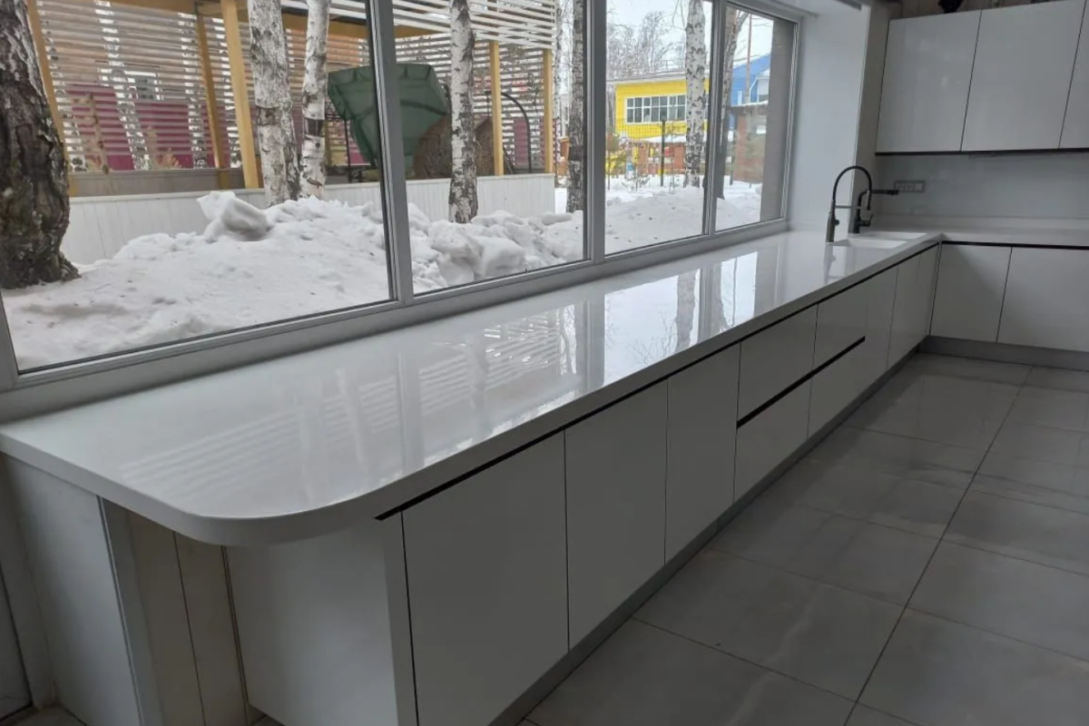 Кухонная столешница вдоль окна