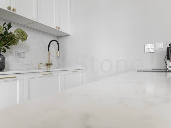 Кухонная столешница из светлого камня
